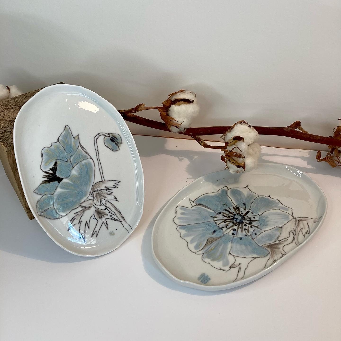 plat porcelaine pièce unique décor émail au pinceau, anémone bleu clair . Taille 12X8 cm
Prix :