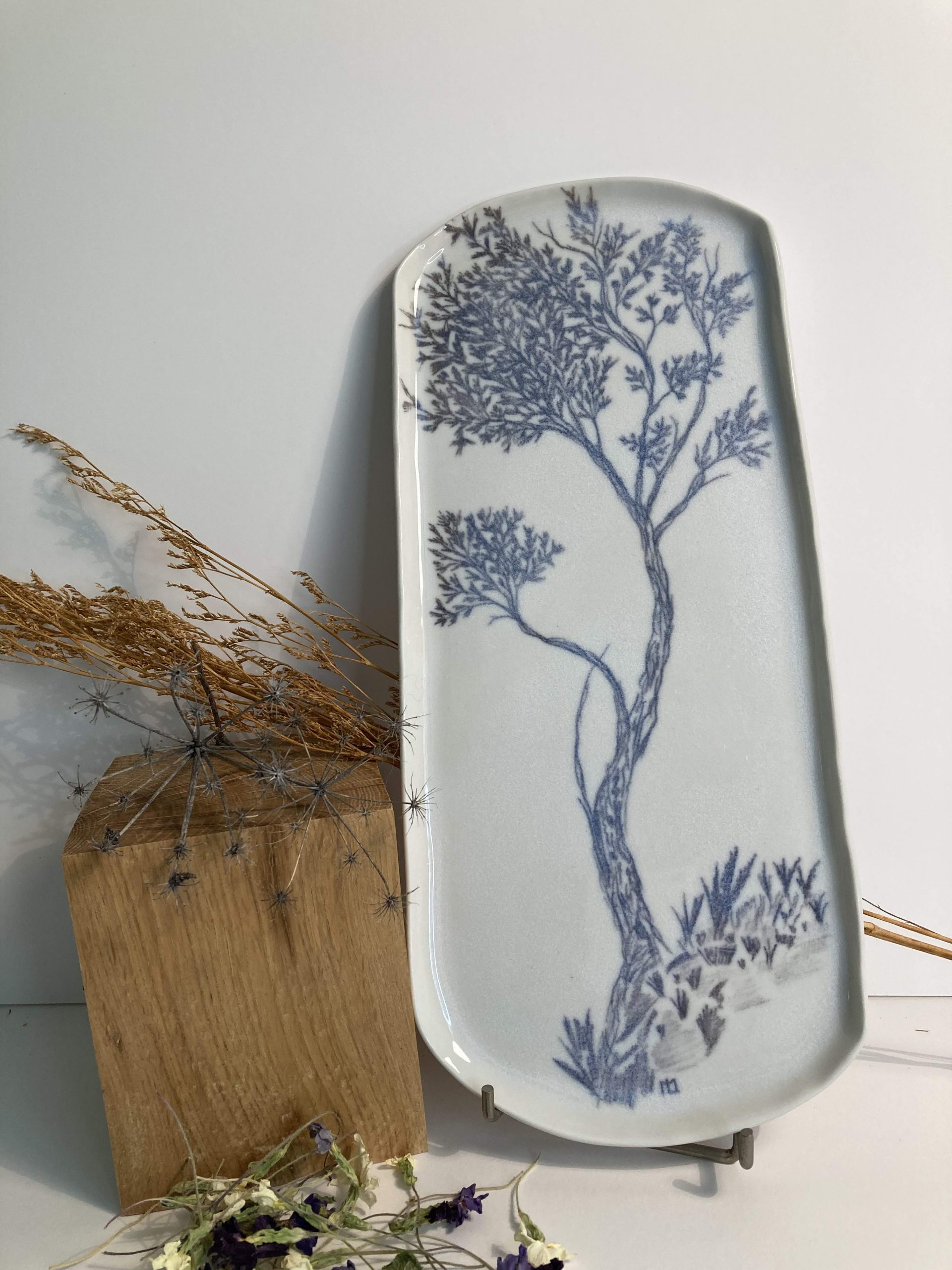 plat en porcelaine blanche décor arbre dessiné au crayon émaillé.
vendu