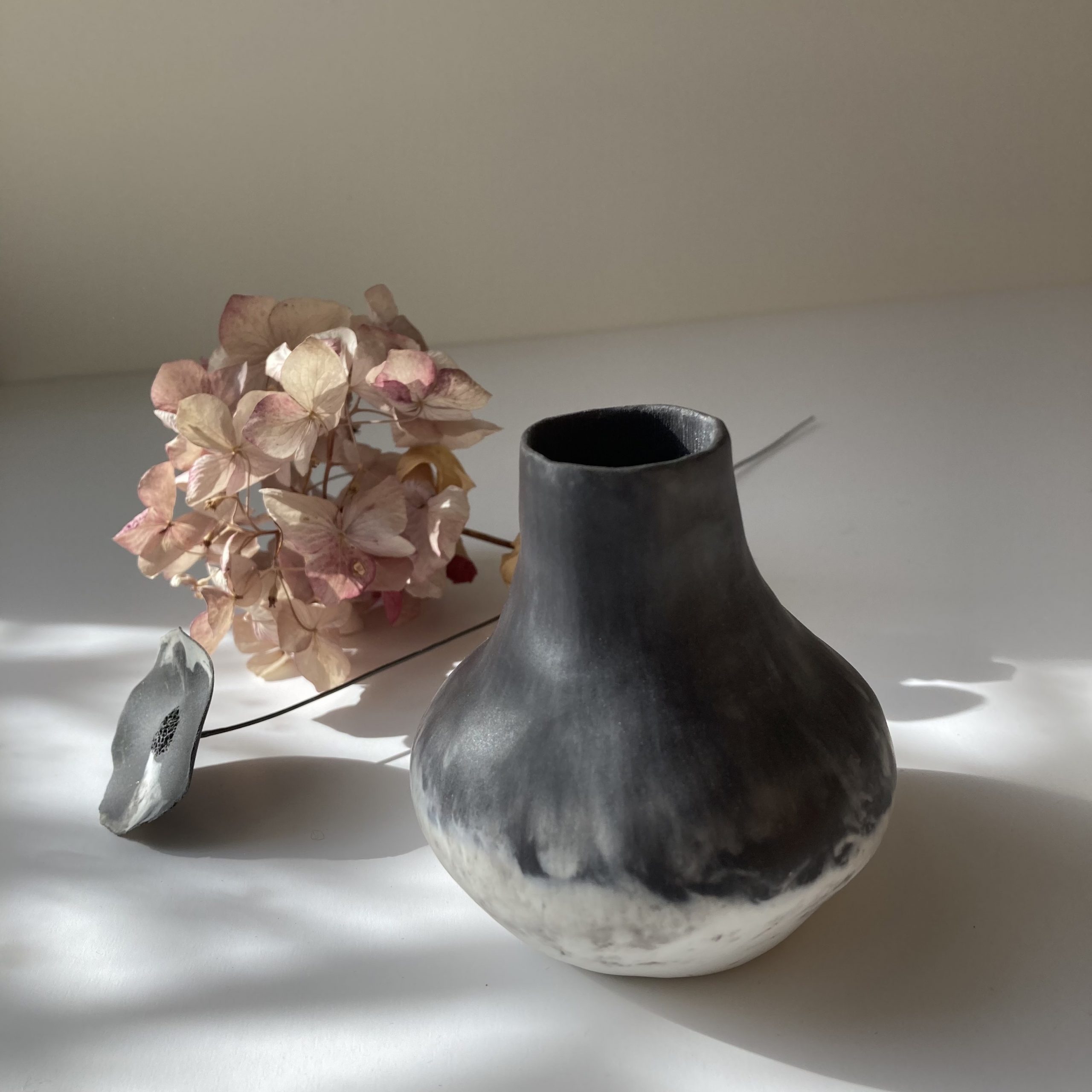 petit vase porcelaine mêlée noire et blanche-pièce unique
H : 9cm env
Prix : 40,00€ disponible