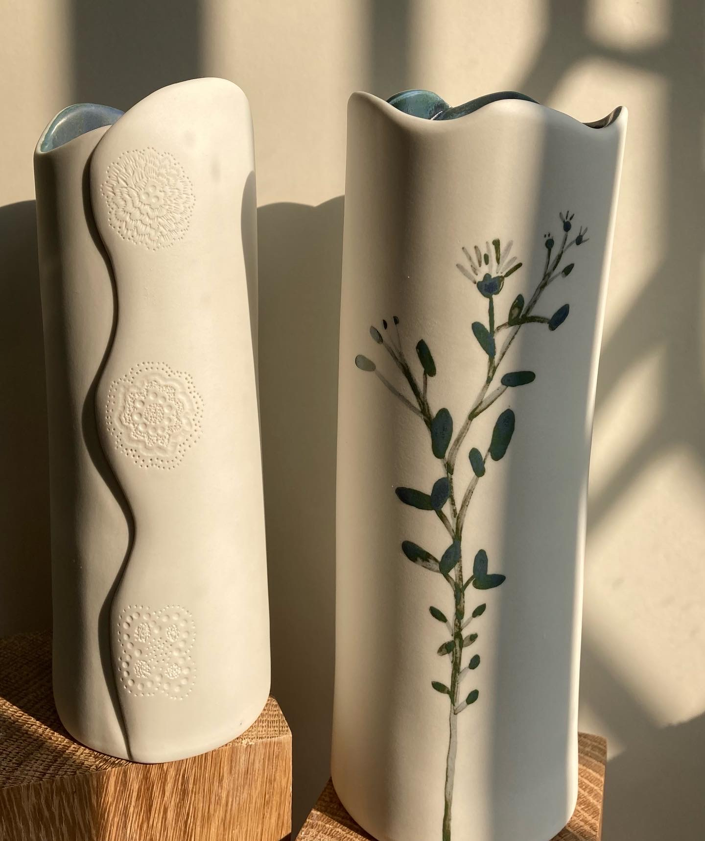 grand vase tube porcelaine blanche gravé et décoré l'émail- intérieur émaillé bleu avec effets-pièce unique
taille :
Prix :VENDU
