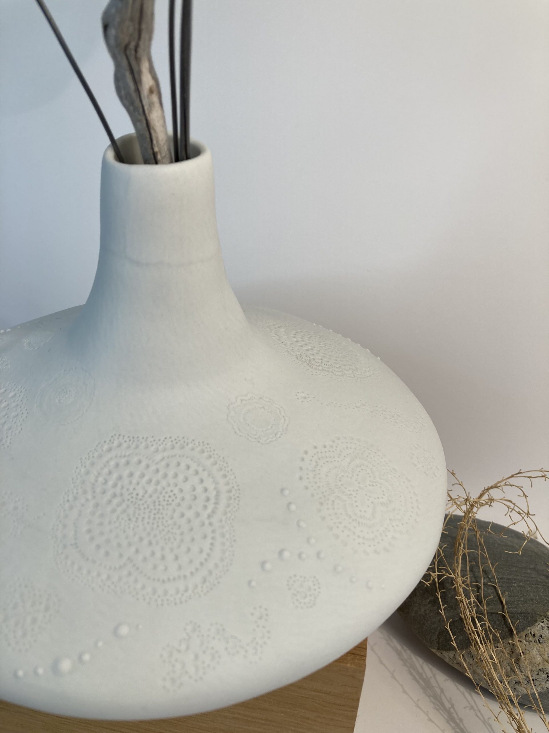 vase porcelaine extérieur gravé à la pointe , pièce unique, vase de décoration
taille env 16 cm diamètre 19cm
prix : 80,00€  vendu