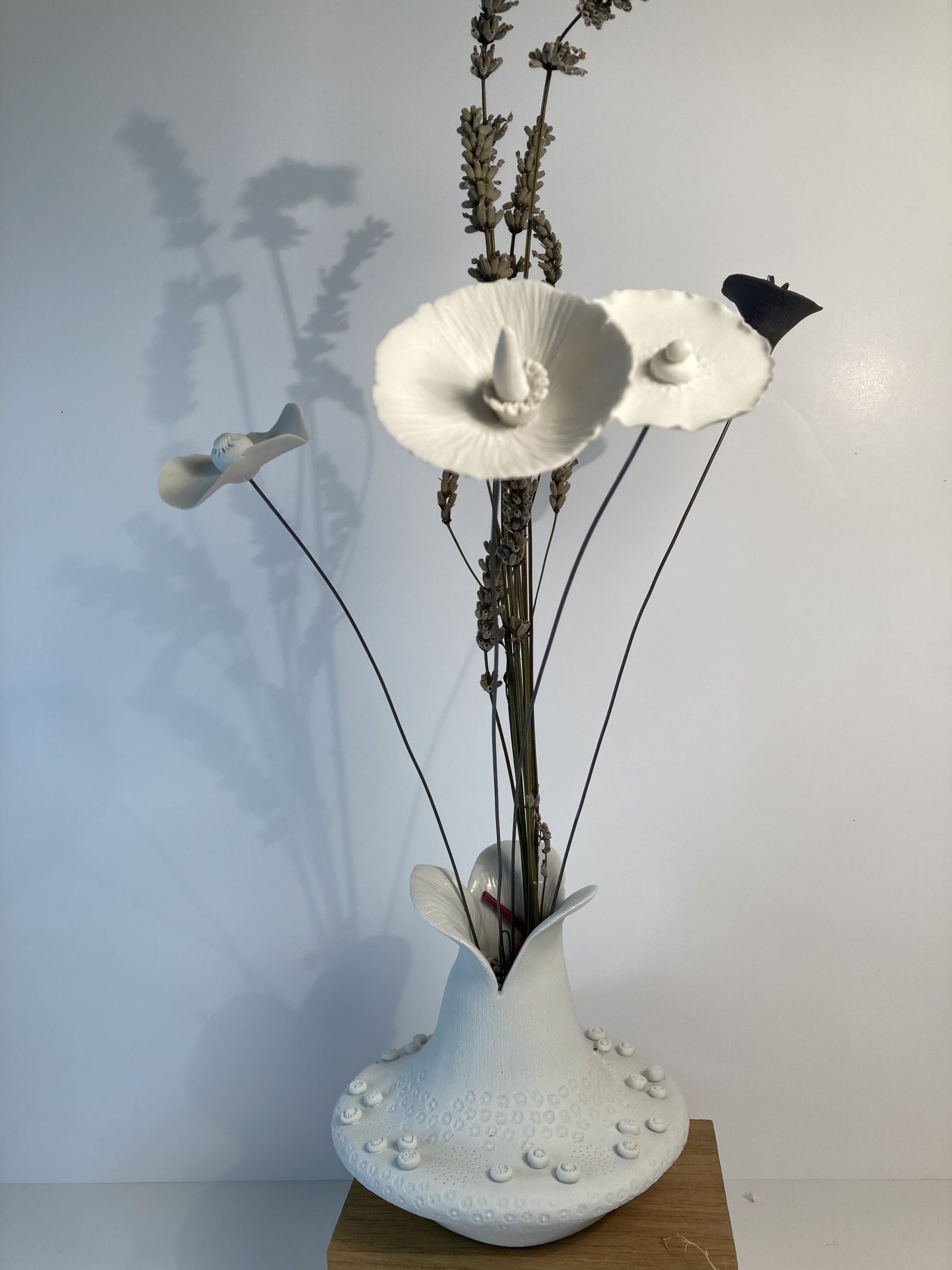 vase porcelaine, émaillé à l'intérieur blanc, extérieur gravé à la pointe et ajout de décor en porcelaine, pièce unique 
taille env 15 cm
prix : vendu