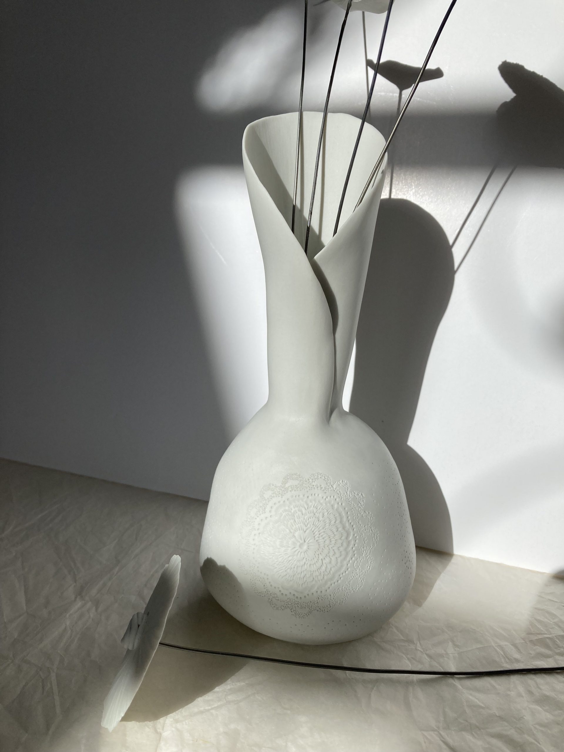vase porcelaine gravé à la pointe, pièce unique. hauteur : prix /