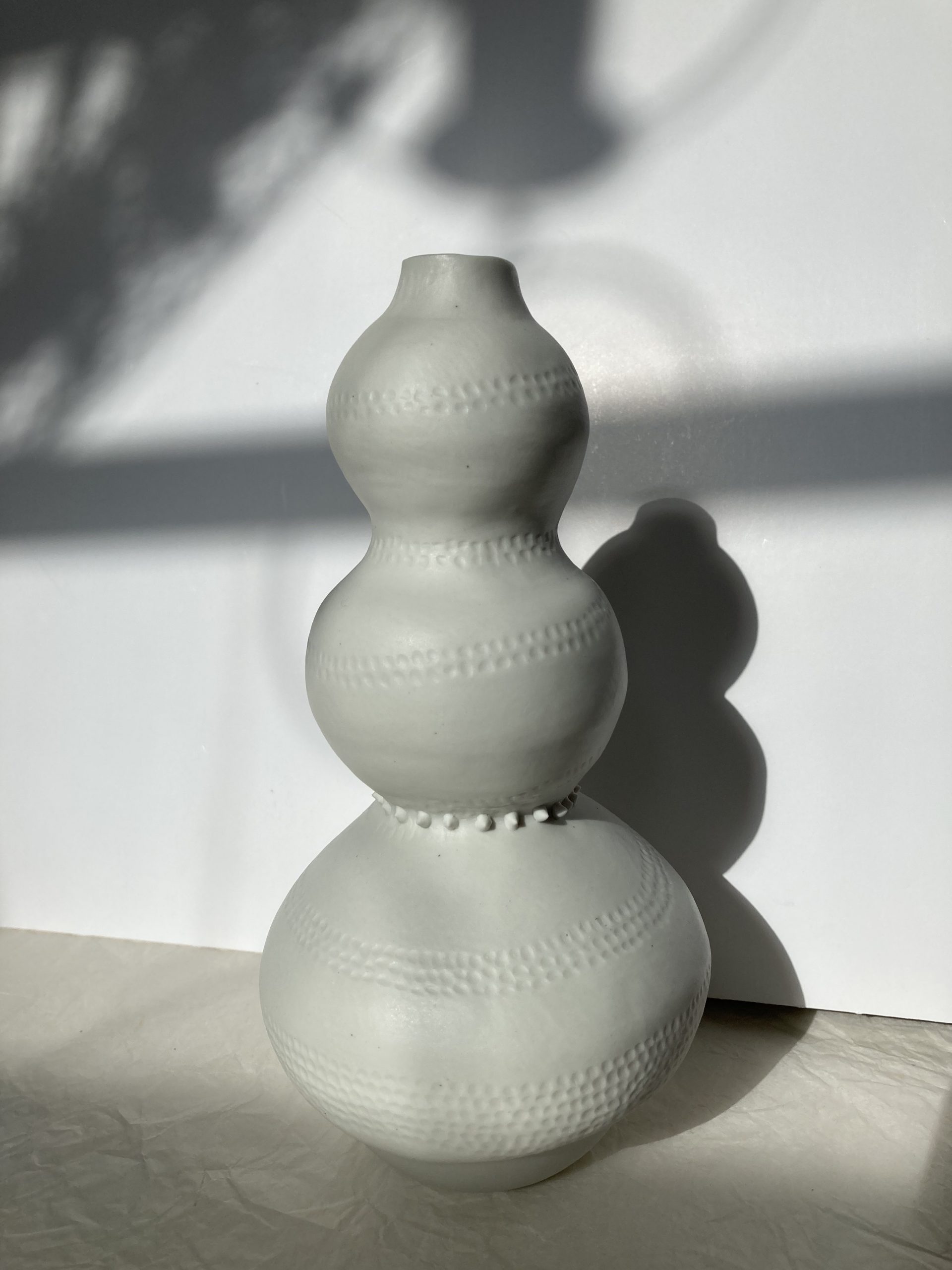 grand vase pièce unique, porcelaine ,émaillé à l'intérieur. hauteur : 23cm
prix : 110,00€ vendu