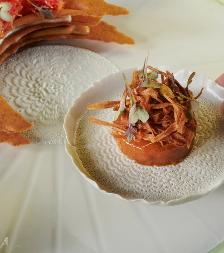 plat de présentation porcelaine, pièce unique gravée à la main-plat du championnnat de France de pâtisserie 2025-laurence Mallart