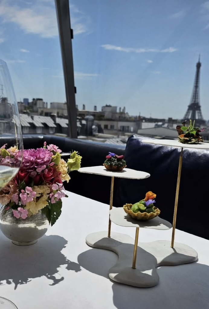 Présentoirs nuages pour mignardises, tables du restaurant L'Oiseau Blanc** (75), pièces uniques porcelaine, Laurence Mallart