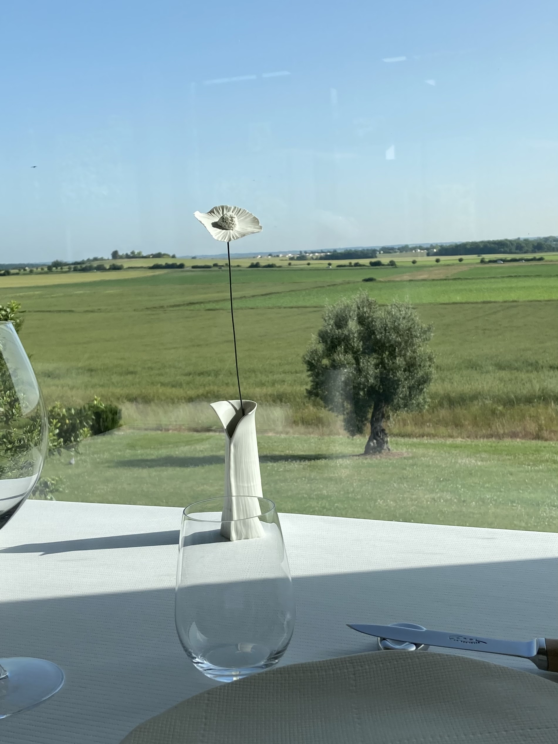 Vase et fleur, pièces uniques porcelaine, tables du restaurant l'Aquarelle Breuillet ? Laurence Mallart 