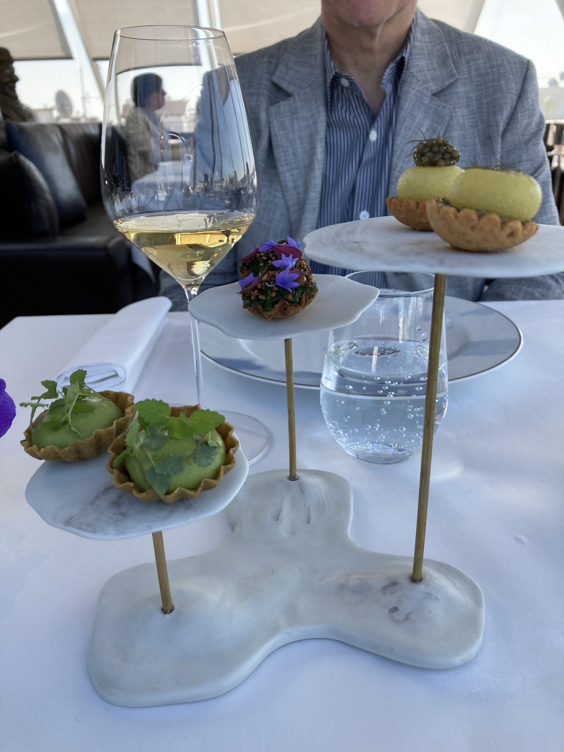 Présentoirs nuages pour mignardises, tables du restaurant L'Oiseau Blanc** (75), pièces uniques porcelaine, Laurence Mallart